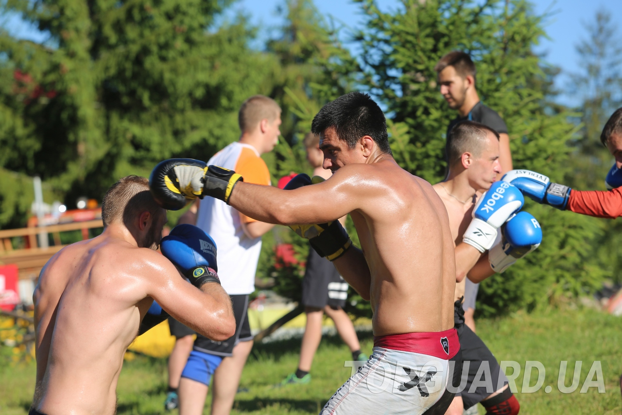 Подготовка телохранителей TopGuard в высокогорном кемпе в Карпатах, интенсивные тренировки по ММА и боевому самбо, развитие выносливости и функциональной готовности