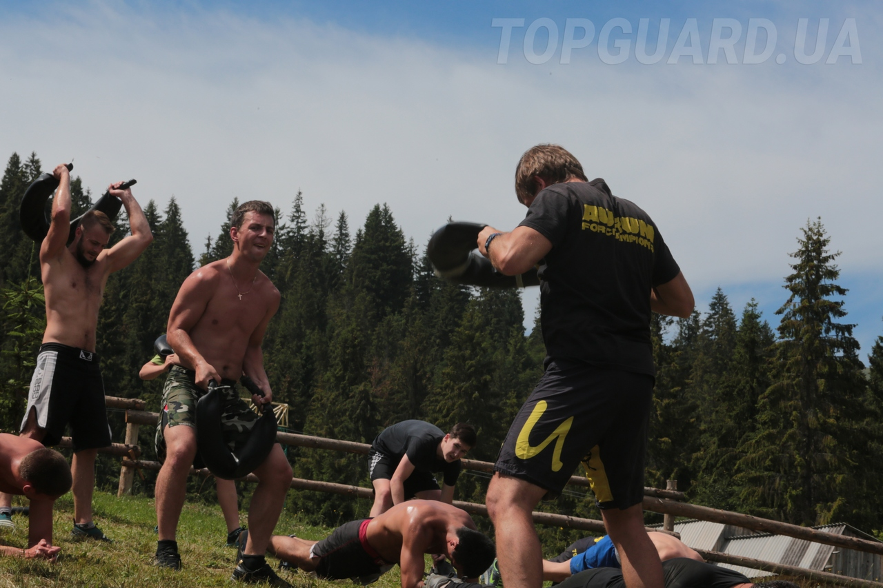 Подготовка телохранителей TopGuard в высокогорном кемпе в Карпатах, интенсивные тренировки по ММА и боевому самбо, развитие выносливости и функциональной готовности