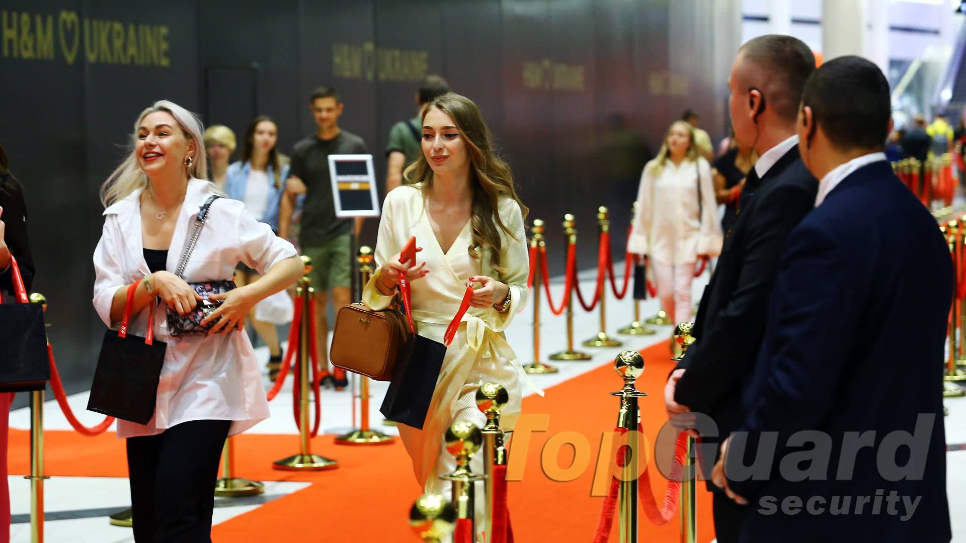 открытие магазина H&M в Украине, первый официальный магазин H&M Киев, выход H&M на украинский рынок, международный бренд одежды H&M Украина, открытие H&M торговый центр, безопасность коммерческих объектов Киев, охрана магазина международного бренда, TopGuard охрана H&M, партнер по безопасности для ритейла, охрана открытия магазина, международные бренды в Украине, развитие розничной торговли и сервиса