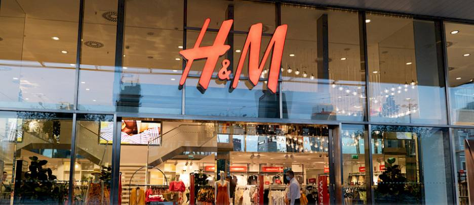 retail physical security, store security, shopping mall safety, security guard in store, customer service and security, TopGuard Security, international brand protection, customer safety, retail access control, retail chain security