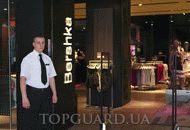 Охранник у входа магазина Bershka.